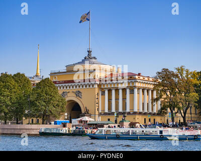 19 Septembre 2018 : St Petersburg, Russie - l'Amirauté, siège de la marine russe, de la Neva remblai sur une journée ensoleillée d'automne avec des bl Banque D'Images