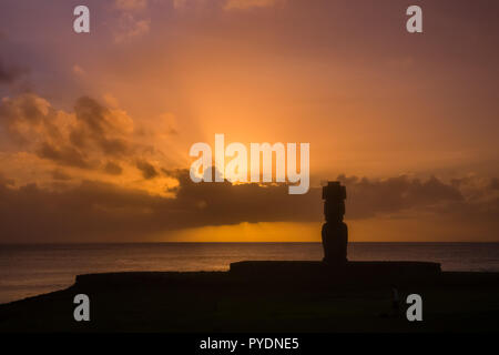 Moai de l'ahu Tahai pendant le coucher du soleil de l'île de Pâques, Chili, Amérique du Sud. Ville de Hanga Roa Banque D'Images