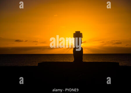 Moai de l'ahu Tahai shilouette pendant le coucher du soleil, l'île de Pâques, Chili, Amérique du Sud Banque D'Images