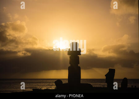 Silhouette Moai au coucher du soleil dans l'île de Pâques ahu Tahai Banque D'Images