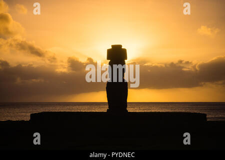 Silhouette Moai au coucher du soleil dans l'île de Pâques dans la région de tahai ahu tahai Banque D'Images