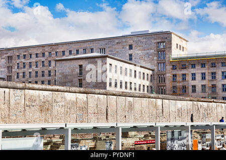 22 Septembre 2018 : Berlin, Allemagne - une section préservée du mur de Berlin à la topographie de la terreur, sur Niederkirchnerstrasse, anciennement Prinz-Albrech Banque D'Images
