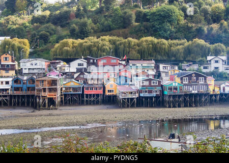 Vue de la palafitos maisons dans la ville de Castro dans l'île de Chiloé, détail de la couleur et de la construction, de la Patagonie chilienne. Banque D'Images