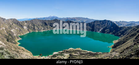 Vue panoramique sur le lac volcanique de Quilotoa en Equateur dans la cordillère des Andes Banque D'Images