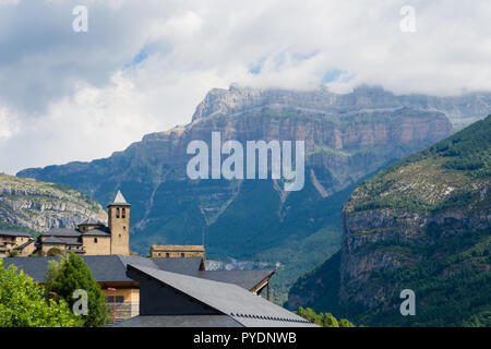 Torla Ordesa, église avec les montagnes au fond, Pyrinees Espagne Banque D'Images