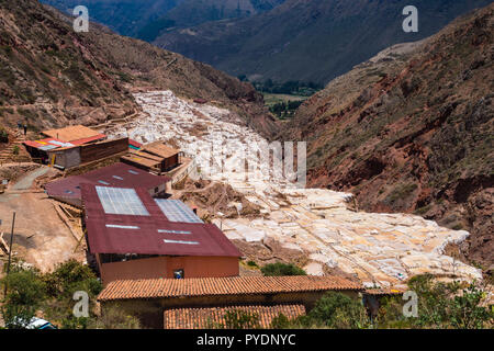 Vue sur les étangs salés, Maras, Cuzco, Pérou Banque D'Images
