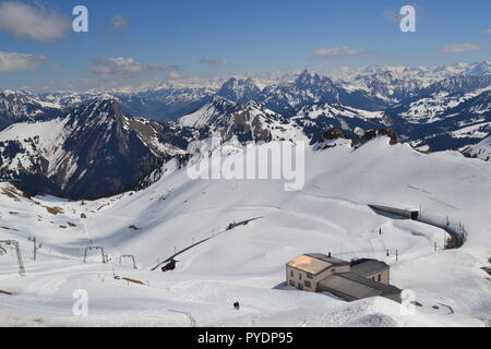 Vue depuis les Rochers de Naye, atteint par la foule de Montreux. À l'est, sur l'horizon, y compris les célèbres sommets Eiger, Mönch, Jungfrau, etc. peut être vu Banque D'Images