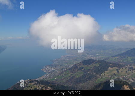 Vue depuis les Rochers de Naye, atteint par la foule de Montreux. À l'ouest est le lac de Genève, Lausanne. Un nuage Cumulus flotte passé. Banque D'Images