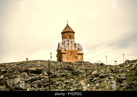 La petite église de Saint Sarkis de tuf rouge situé sur le précipice à de la rivière Kasakh Banque D'Images