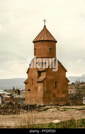 L'église de Saint Sarkis restauré le tuf rouge, situé sur une colline près de la rivière Kasakh Banque D'Images