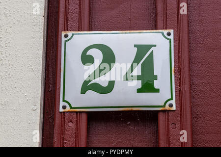 Numéro de maison vingt-quatre 24 sur la plaque d'émail vert et blanc de la Suède Banque D'Images