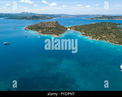 Perspective aérienne Drone sur l'archipel de La Maddalena, situé au nord de la Sardaigne, Italie. Paysage incroyable avec rocky environnement et tu Banque D'Images