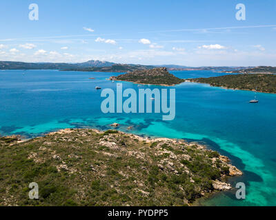 Perspective aérienne Drone sur l'archipel de La Maddalena, situé au nord de la Sardaigne, Italie. Paysage incroyable avec rocky environnement et tu Banque D'Images