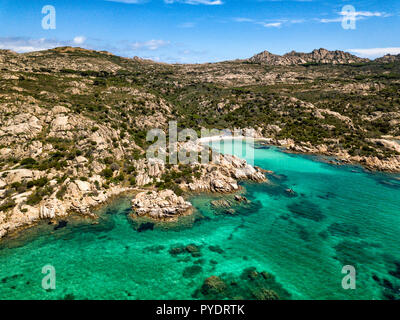 Perspective aérienne Drone sur l'archipel de La Maddalena, situé au nord de la Sardaigne, Italie. Paysage incroyable avec rocky environnement et tu Banque D'Images