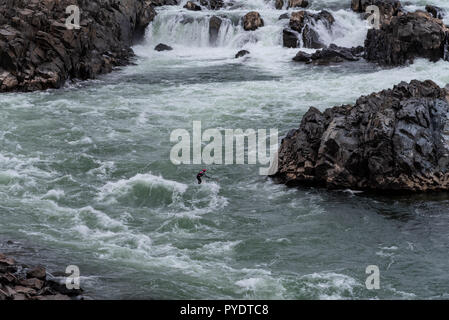 Luttes d'équilibrer la kayakiste lui-même dans un tourbillon juste au-delà de la cascade à Great Falls National Park. Banque D'Images