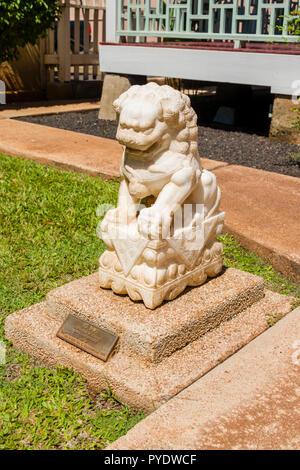 Chien à l'extérieur extérieur Fu Wo Hing Musée sur Front Street, Lahaina, Maui, Hawaï Banque D'Images