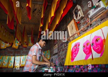 La Joie, fils de Proshanto Kumar Das et petit-fils de Raj Kumar Das, mieux connu sous le nom de RK das, l'un de la première génération d'artistes de pousse-pousse au Bangladesh, est bu Banque D'Images