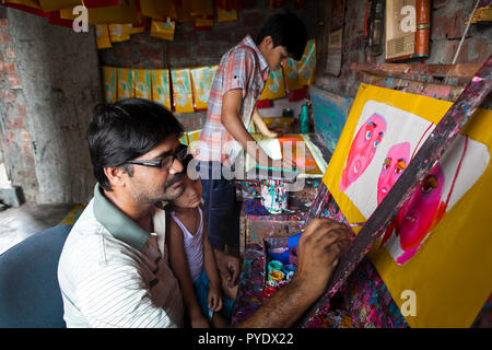 Proshanto Kumar Das, fils de Raj Kumar Das, mieux connu sous le nom de RK das, l'un de la première génération d'artistes de pousse-pousse au Bangladesh, s'est engagé dans une peinture Banque D'Images