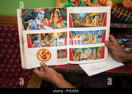 L'art créés par Raj Kumar Das, mieux connu sous le nom de RK das, l'un de la première génération d'artistes de pousse-pousse au Bangladesh, sont vus à son studio à roulement Banque D'Images