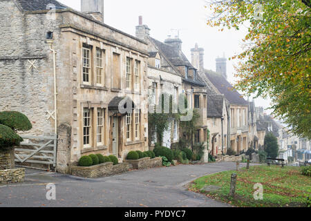 Cotswold Cottages sur la colline en Burford dans le brouillard d'automne. Burford, Cotswolds, Oxfordshire, Angleterre Banque D'Images