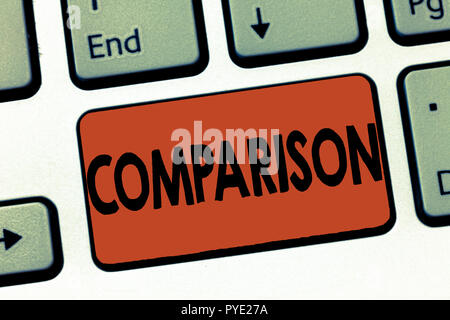 Signe texte montrant la comparaison. Estimation photo conceptuelle des similitudes différences entre deux choses montrant. Banque D'Images