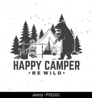 Campeur heureux. Être sauvage. Vector illustration. Concept pour chemise ou d'un logo, d'impression, de timbres ou de pièce en t. Typographie vintage design avec tente de camping, l'ours à lanterne, feu de camp et de la forêt d'ossature. Illustration de Vecteur