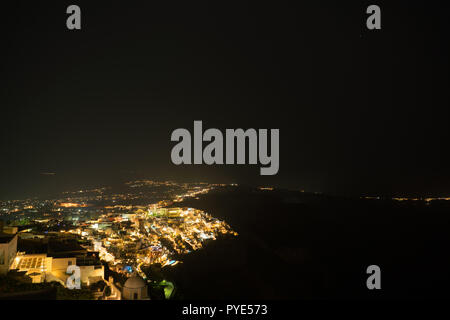 La ville de Fira Vue aérienne de nuit, Santorin. Fira est la capitale moderne de l'île de Santorin dans les Cyclades, en Grèce. Banque D'Images