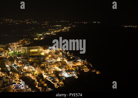 La ville de Fira Vue aérienne de nuit, Santorin. Fira est la capitale moderne de l'île de Santorin dans les Cyclades, en Grèce. Banque D'Images