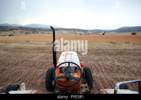 Le tracteur en champ de blé Banque D'Images