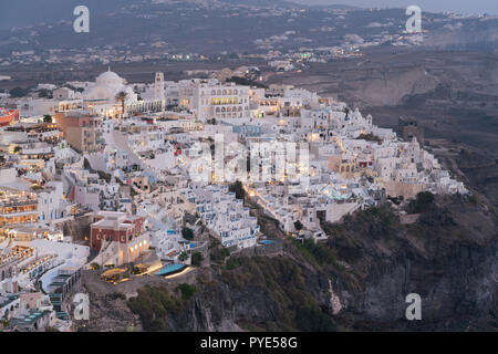 La ville de Fira vue aérienne, avant le lever du soleil, Santorin. Fira est la capitale moderne de l'île de Santorin dans les Cyclades, en Grèce. Banque D'Images