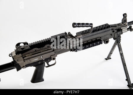 Le M249 light machine gun, auparavant désigné le M249 Squad arme automatique (VU) et officiellement écrit comme Mitrailleuse légère, 5,56 mm, M249, est l'adaptation américaine de la Minimi FN belge, une mitrailleuse légère fabriqués par l'entreprise belge FN Herstal (FN). L'arme a été introduit en 1984 après avoir été jugé le plus efficace des armes un certain nombre de candidats pour combler le manque de puissance de feu automatique en petites unités. Le M249 fournit des escouades d'infanterie avec le taux élevé de feu d'une mitrailleuse combiné avec exactitude et la portabilité qui se rapproche de celui d'un fusil. Le M249 est le gaz o Banque D'Images