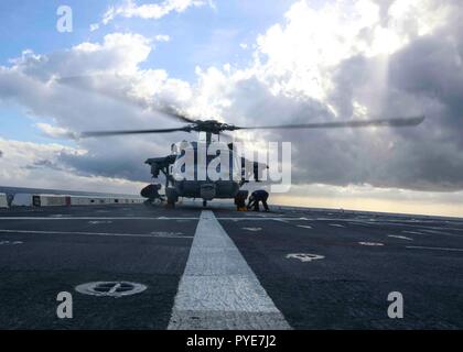 181024-N-HG389-0039 OCÉAN ATLANTIQUE (oct. 24, 2018) s'appliquent aux marins des cales et les chaînes à un MH-60S Sea Hawk affecté à la "mer d'Hélicoptère chargeurs" Escadron de Combat (HSC) 26 sur le pont de vol de transport amphibie USS station d'Arlington (LPD 24) pendant la grève de l'opérateur Group (CSG) 4 unité de formation composite (exercice COMPTUEX). COMPTUEX est le dernier exercice de pré-déploiement qui certifie l'ensemble groupe amphibie Kearsarge (ARG) et la 22e Marine Expeditionary Unit (MEU) capacité à mener des opérations militaires en mer et à terre par la puissance du projet de pla nification commune Banque D'Images