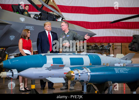 Le brigadier-général Todd Canterbury, 56th Fighter Wing commander mémoires Président Donald J. Trump et la sénatrice Martha McSally sur une bombe GBU-12 lors de leur visite à Luke Air Force Base, en Arizona, le 19 octobre 2018. Après avoir visité une exposition statique du F-35A Lightning II et d'autres équipements militaires, Trump a convoqué avec les membres du cabinet, les membres du Congrès, et de la défense des dirigeants de l'industrie à une table ronde sur les questions de défense dont la cybersécurité, furtivité, et F-35 le développement. (U.S. Photo de l'Armée de l'air par la Haute Airman Alexander Cook) Banque D'Images