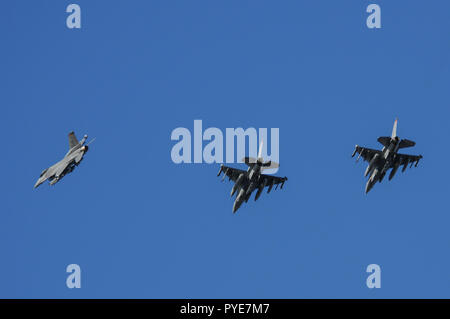 Vaxjo, Suède - Bienvenue à Kallax Air Base, Bienvenue au stade Trident 2018. United States Airforce F-16 du 480e Escadron de chasseurs, l'Allemagne est arrivée sur Spangdahlem 19 octobre à faire partie de l'exercice Trident stade 2018. Photo : Jerry Lindbergh, SWE AF Banque D'Images