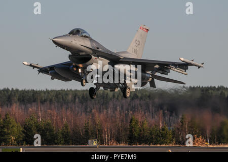 Vaxjo, Suède - Bienvenue à Kallax Air Base, Bienvenue au stade Trident 2018. United States Airforce F-16 du 480e Escadron de chasseurs, l'Allemagne est arrivée sur Spangdahlem 19 octobre à faire partie de l'exercice Trident stade 2018. Photo : Jerry Lindbergh, SWE AF Banque D'Images