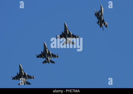 Vaxjo, Suède - Bienvenue à Kallax Air Base, Bienvenue au stade Trident 2018. United States Airforce F-16 du 480e Escadron de chasseurs, l'Allemagne est arrivée sur Spangdahlem 19 octobre à faire partie de l'exercice Trident stade 2018. Photo : Jerry Lindbergh, SWE AF Banque D'Images