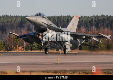 Vaxjo, Suède - Bienvenue à Kallax Air Base, Bienvenue au stade Trident 2018. United States Airforce F-16 du 480e Escadron de chasseurs, l'Allemagne est arrivée sur Spangdahlem 19 octobre à faire partie de l'exercice Trident stade 2018. Photo : Jerry Lindbergh, SWE AF Banque D'Images