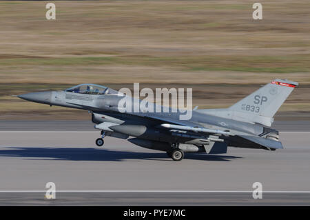 Vaxjo, Suède - Bienvenue à Kallax Air Base, Bienvenue au stade Trident 2018. United States Airforce F-16 du 480e Escadron de chasseurs, l'Allemagne est arrivée sur Spangdahlem 19 octobre à faire partie de l'exercice Trident stade 2018. Photo : Jerry Lindbergh, SWE AF Banque D'Images