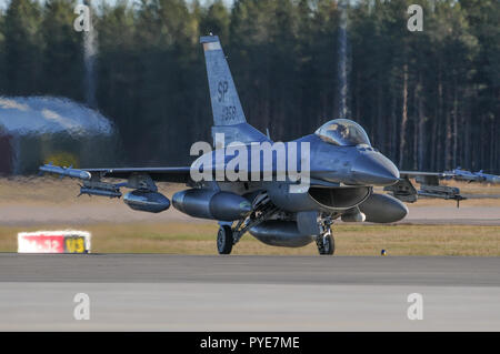 Vaxjo, Suède - Bienvenue à Kallax Air Base, Bienvenue au stade Trident 2018. United States Airforce F-16 du 480e Escadron de chasseurs, l'Allemagne est arrivée sur Spangdahlem 19 octobre à faire partie de l'exercice Trident stade 2018. Photo : Jerry Lindbergh, SWE AF Banque D'Images