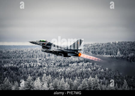 Finnish F/A-Hornet et F-16 belge qui a décollé de la base aérienne de Rovaniemi au cours de l'exercice Trident stade 2018. Photo par Minna-Leena Piirainen Banque D'Images