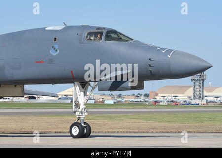 B-1B Lancer, 86-0109, 'Stinger' taxis à Tinker Air Force Base, Ohio, le 26 octobre 2018, après avoir effectué un vol de convoyage en vol par un équipage de la 10e Escadron d'essais en vol, Air Force Reserve Command. Le jet a été transporté à partir de Midland International Air & Space Port à Tinker où il va subir au niveau du dépôt d'entretien et les mises à niveau avec l'Oklahoma City Air complexe de logistique aujourd'hui. Au cours d'un vol d'entraînement le 1 mai, la base aérienne de Dyess B-1B avait une urgence en vol résultant en une tentative d'éjection. Le premier siège de l'équipage n'a pas réussi à déployer et le commandant a arrêté l'éjecter Banque D'Images