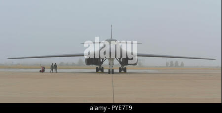 Un U.S. Air Force B-1B Lancer attribué à Dyess Air Force Base, Texas, repose sur l'aire à Midland International Air & Space Port, 23 octobre 2018. Un équipage de la 10e Escadron d'essais en vol, Tinker Air Force Base, en Oklahoma, a dirigé l'avion de Midland à Tinker AFB le 26 octobre. Le B-1B a passé six mois à Midland puisque l'équipage a effectué un atterrissage d'urgence il y a 1 mai 2018. L'avion fera l'objet d'entretien complet depot, qui comprend un examen complet, réparer, restaurer et remplacement des composants d'avions, par des experts à l'Oklahoma City Air complexe logistique avant de retourner à Dy Banque D'Images