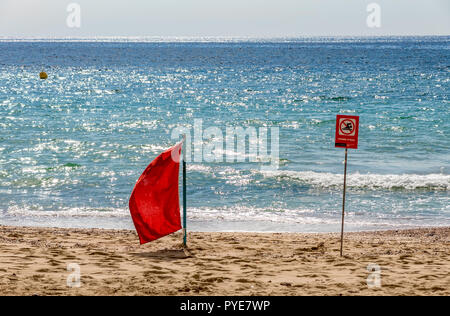 Pas de piscine drapeau rouge sur la plage - Majorque, Espagne Banque D'Images