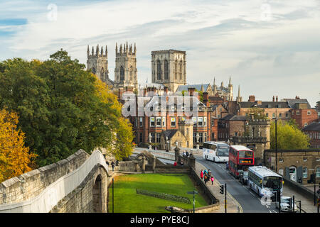 Paysage urbain d'automne pittoresque de York - monuments historiques, murs médiévaux, tours de Minster ensoleillées, pont Lendal, personnes marchant - North Yorkshire, Angleterre Royaume-Uni. Banque D'Images