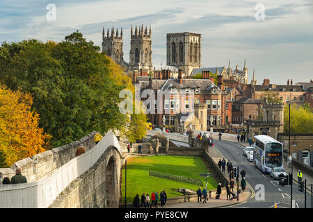 Paysage urbain d'automne pittoresque de York - monuments historiques, murs médiévaux, tours Minster ensoleillées, pont Lendal et promenades - North Yorkshire, Angleterre Royaume-Uni Banque D'Images