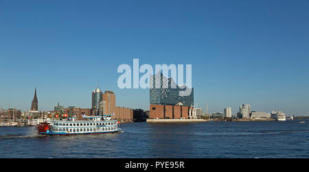 Bateau à aubes de la Louisiane étoiles en face d'Elbe Philharmonic Hall, Harbour City, Hambourg, Allemagne Banque D'Images