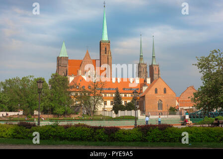Wroclaw Pologne, vue sur les toits de l'Île Tumski avec les clochers de l'église Sainte Croix (à gauche) et de la cathédrale St Jean le Baptiste (à droite). Banque D'Images