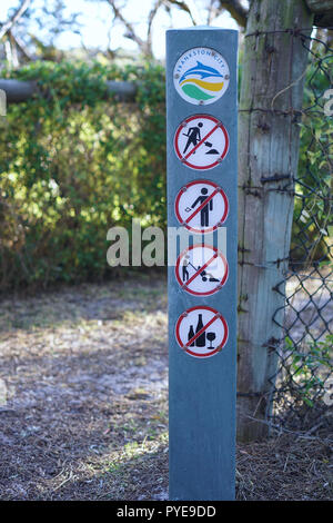 Ingelmunster, VIC / AUSTRALIE - Oct 5 2018 : pas de creuser, pas de détritus, pas de dumping, pas d'alcool signe à Seaford Beach Banque D'Images