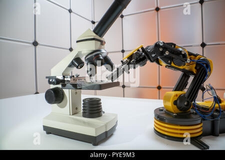 En microscope microscope sciences et bras de robot Banque D'Images