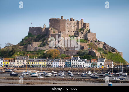 Mont Orgueil Castle aussi connu sous le nom de Château de Gorey illustrée de Long Beach dans la baie de Grouville Gorey, Jersey Banque D'Images